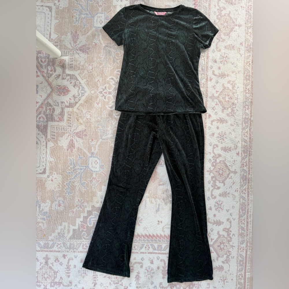 Green-Black velvet home suit